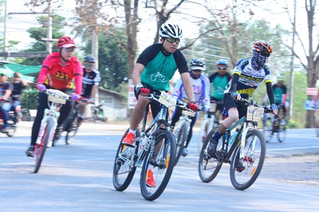 Racing through the first curve towards Mabprachan reservoir.