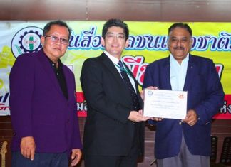 Guest of honour Kiyoshi Ishizu, President of Waste Management Siam Ltd. presents the Best and Most Outstanding Media in the East of Thailand award to Pratheep Malhotra MD of the Pattaya Mail Media Group. At left is Phadungsak Tantraworasilp, president of the Eastern Mass Media Association of Thailand.