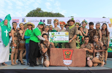 Wutisak Phinchayakan (standing, center), assistant manager, food and beverage at Centara Grand Mirage Beach Resort Pattaya, and his team accept the outstanding parade decoration award presented by Dr. Picharn Jaiseri (first row, left), vice president of the Father Ray Foundation, at Pattaya School No. 8.