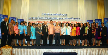 Mayor Itthiphol Kunplome takes to the stage to pose with teachers before they left on a 3-country overseas trip to observe international teaching techniques.