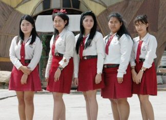 Saisuda Praicharoen (left) and her friends are third year Business Computer students at Kingston Pattaya Vocational College.