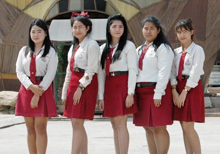 Saisuda Praicharoen (left) and her friends are third year Business Computer students at Kingston Pattaya Vocational College.