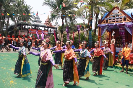 Beautiful Thai dancers celebrate the special occasion.