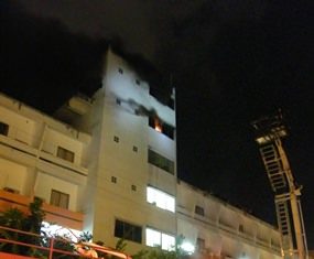 Pattaya’s fire brigade works to extinguish the blaze atop the Apex Hotel on Second Road.