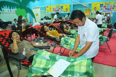 Many Central Festival Pattaya Beach employees, tourists and residents rolled up their sleeves to donate 170 units of blood for a total of 52,900 cc.