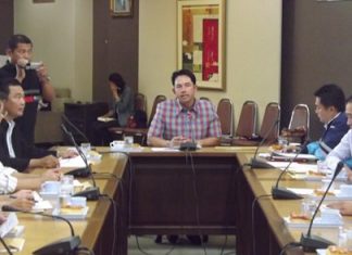 Mayor Itthiphol Kunplome presides over a meeting of car-repair shop owners who have pledged to standardize rates.