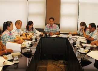 Pattaya Cultural Council President Mana Yapracom leads the planning meeting.