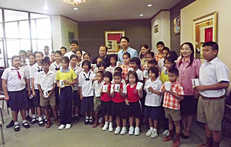 Mayor Itthiphol Kunplome (back, center) and city officials take a group photo with students who received mobile phones.