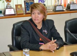 Chanthiman Srirphosasuk, President of the Issan Association of Pattaya, shares thoughts with other members who attended a planning meeting for this year’s Issan Festival.