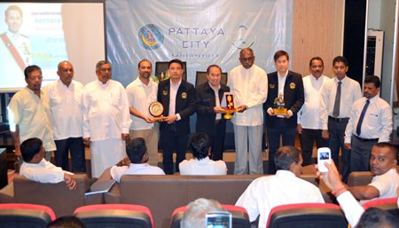 City council members present a key to the city to the visitors from Sri Lanka.
