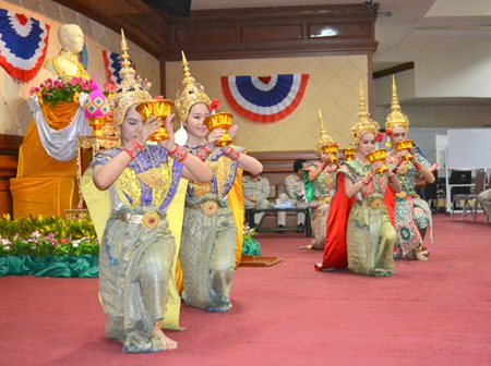 Students from Pattaya School No. 9 in traditional attire put on a classical Thai dance show to pay respect to HM King Rama V.