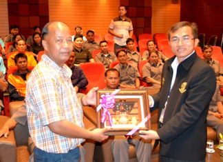 Thanom Yamsopa (left), permanent secretary of the Nonghai Sub-district of Udon Thani, presents a token of appreciation to Thumanoon Hunkham, a Pattaya consumer litigator.