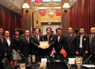 H.E. Ning Fukui (center, left), Ambassador Extraordinary and Plenipotentiary of the People’s Republic of China to Thailand, presents a souvenir to Deputy Mayor Ronakit Ekasingh during his official visit.