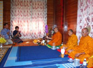 Diana Group MD Sopin Thappajug (2nd left) prays with monks from Nongprue Temple.