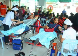 Kind hearted people donate blood at the Mityon Pattaya Co. Ltd., Thepprasit branch.