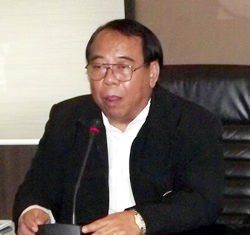 Lt. Gen Akachai Chantosa, President of the World MuayThai Federation, presides over a preparation meeting held at Pattaya City Hall on Feb. 27 for the 2014 World Muay Thai Championship, taking place from March 12-24 at Pattaya No. 8 School.