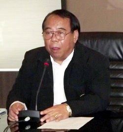 Lt. Gen Akachai Chantosa, President of the World MuayThai Federation, presides over a preparation meeting held at Pattaya City Hall on Feb. 27 for the 2014 World Muay Thai Championship, taking place from March 12-24 at Pattaya No. 8 School.