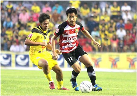 Pattaya United midfielder Pratran Senala (right) is challenged for the ball by an Angthong FC defender during their Thai Division 1 match at the Angthong Stadium, Saturday, March 15. (Photo courtesy Pattaya United FC)