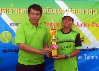Thitirat Kanaphuet (right) receives the under-14 champion’s trophy at the Krasae Tennis Camp Junior Challenge tournament in Bangkok.