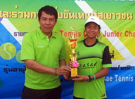 Thitirat Kanaphuet (right) receives the under-14 champion’s trophy at the Krasae Tennis Camp Junior Challenge tournament in Bangkok.