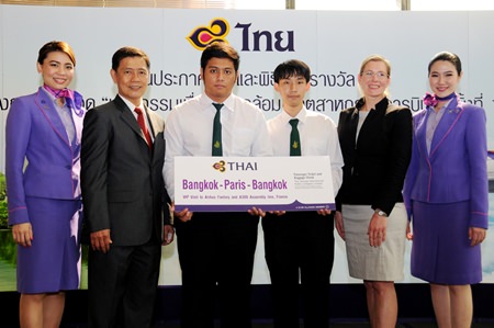 Chokchai Panyayong (second from left), THAI Senior Executive Vice President, Strategy and Business Development, and Acting President; Ms. Marie-Louise Phillippe (second from right), Airbus Regional Sales Director; congratulate Jeerapan Jankaew (third left), and Panuwut Porntrakulsak (third right), winners of the Aviation Design Idea category, ePushback project from Kasetsart University.