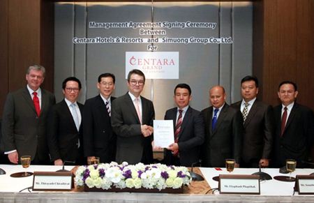Thirayuth Chirathivat (4th left), chief executive officer of Centara Hotels & Resorts and Ekaphanh Phapithack (4th right), chairman of Simoung Group and Joint Development Bank shake hands after signing a hotel management agreement for Centara to manage the new Centara Grand Hotel Vientiane.  The ceremony took place at the Centara Grand & Bangkok Convention Centre at CentralWorld.