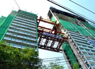 Tulip Group celebrated the joining of the 2 main towers of its Waterfront Suites & Residences project at Bali Hai in Pattaya last month as construction crews hoisted a 5-storey bridge unit into place.