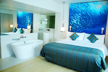 Guest rooms at Citrus Parc Hotel are all tastefully decorated in an aquatic theme.