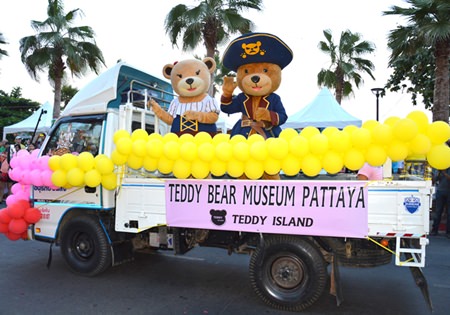 Pattaya’s Teddy Bear Museum shows their giant teddies in the parade.