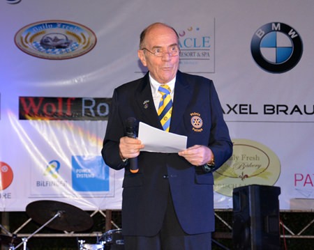 Dr. Otmar Deter, President of the Rotary Club Phönix-Pattaya welcomes the guests.