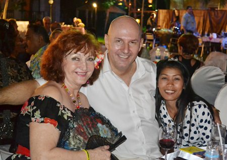 (L to R) Elfi Seitz, Executive Editor of the Pattaya Blatt, visits with Jens and Boonyang Maspfuhl.