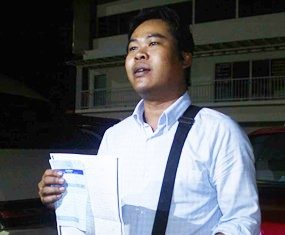 Phipop Thongnoi explains to the media what had happened when he became the latest victim of a stubby-fingered conman victimizing cabbies in Pattaya.