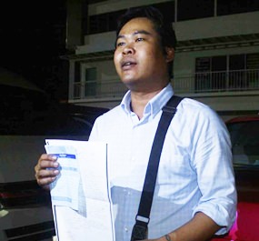 Phipop Thongnoi explains to the media what had happened when he became the latest victim of a stubby-fingered conman victimizing cabbies in Pattaya.