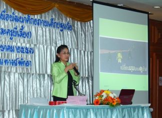 Jidapha Smithanon, lecturer from Pitchaya Suksa School, educates Pattaya School teachers at Town in Town Hotel.