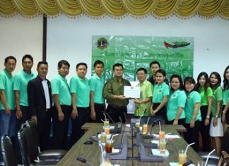 Krit Jiramongkol (center, left), consultant to the Lions Club Pattaya Nongprue, presents 179,360 baht to Dr. Chanchai Limthongcharoen (center, right), deputy director of Banglamung Hospital.