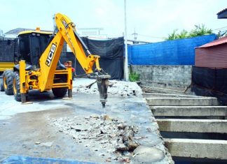 Work has begun on tearing down structures blocking the South Pattaya canal, which have been causing major flooding throughout South Pattaya during heavy rainfalls over the past several years.
