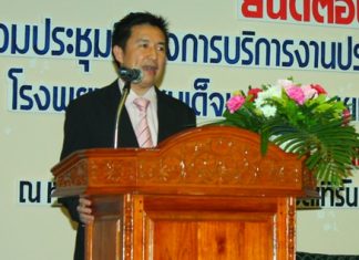 Dr. Thanes Jadwattanakul, director of social services in Rajthevi Hospital, updates clinic users and seniors on hospital insurance policies.