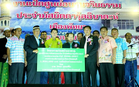 Farooq Wongborisuthi (3rd left), imam of Darul Ibada Mosque, accepts funds to help build the Youth Morality Center from Wittaya Kunplome (4th right), Chonburi PAO president.