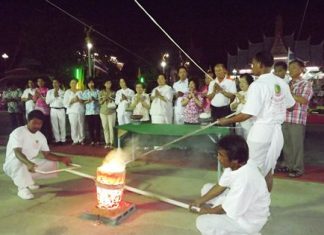 Sawangfa Temple pours gold for Buddhist statues Workers at Sawangfa Temple pour the ceremonial gold to begin construction on statutes of Phra Phutta Leela and Phra Laung Phopan Wat Bangnomkho of Ayuthaya.