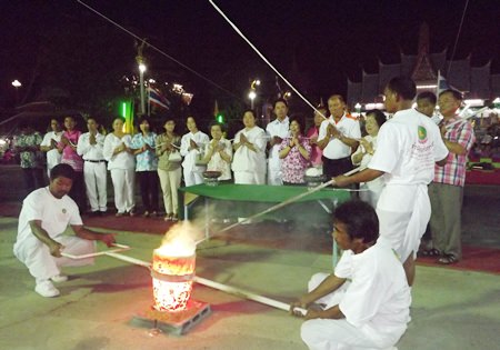 Workers at Sawangfa Temple pour the ceremonial gold to begin construction on statutes of Phra Phutta Leela and Phra Laung Phopan Wat Bangnomkho of Ayuthaya.