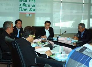 Damrong Sawaengkaweelert (center), deputy director of DASTA, presides over the meeting.