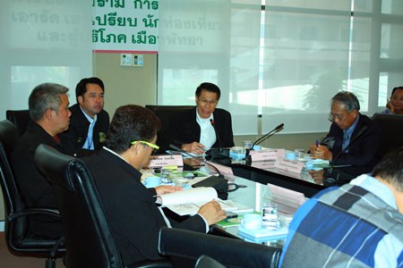 Damrong Sawaengkaweelert (center), deputy director of DASTA, presides over the meeting.