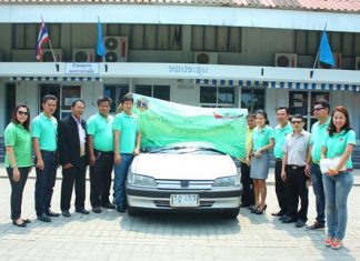 Lion Bhunanan Patanasin (5th left), president of the Lions Club of Pattaya-Nongprue, presents a used car to Pattaya Technical College for their education.