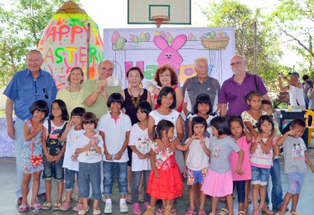 Back row (L to R) Siegfried Borchert, Margaret and Dr. Otmar Deter, Rachada Chomjinda, Elfi Seitz, Trutz Fiddikow, and Horst Muller pose with the children for the ceremonial handover of funds.