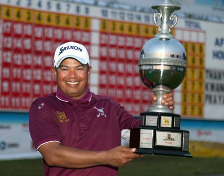 Prayad Marksaeng holds up the champion’s trophy after winning the 2014 Singha Pattaya Open golf tournament at Burapha Golf Club, Sunday, April 13. (Photo/All Thailand Golf Tour)