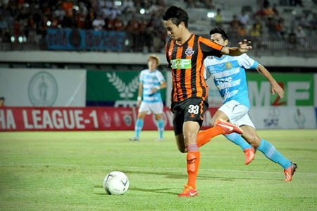 Bangkok FC midfielder Woranat Thongkruea (33) prepares to shoot at the Pattaya United goal during their Yamaha Thai Division 1 fixture at the 72-years Anniversary Stadium in Bangkok, Saturday, April 19. (Photo courtesy Bangkok FC)