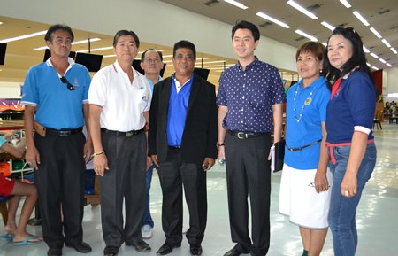 Chief Petty Officer 1st Class Visanu Tosombut (3rd left) and former MP for Chonburi Poramet Ngampiches (3rd right) were guests of honour at the charity event.