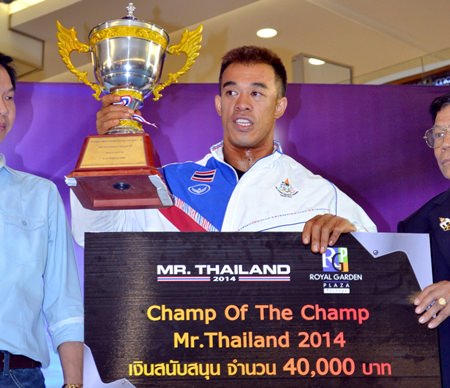 Wuthichai Sangtula from the Muscletech Thailand team holds aloft the prestigious HRH Princess Sirindhorn royal cup after retaining his ‘Mr. Thailand’ title in Pattaya.