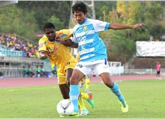 Pattaya United’s Thanaphol Huangprakone (right) challenges Krabi FC’s Dutch forward Jean Black for the ball during their Thai Division 1 fixture at the Krabi Stadium, Sunday, March 30. (Photo courtesy Pattaya United FC)
