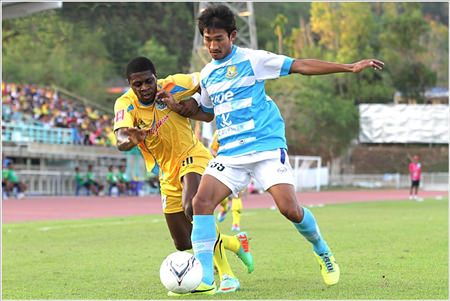 Pattaya United’s Thanaphol Huangprakone (right) challenges Krabi FC’s Dutch forward Jean Black for the ball during their Thai Division 1 fixture at the Krabi Stadium, Sunday, March 30. (Photo courtesy Pattaya United FC)